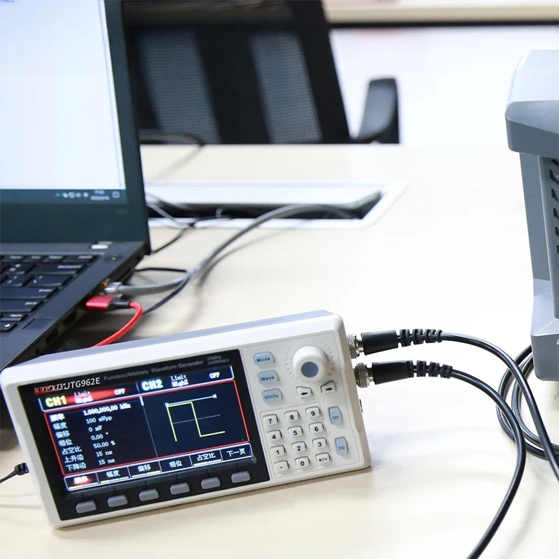 기능 신호 발생기 UTG932E UTG962E 30Mh - Dual Channel Arbitrary Waveform Function Generator 60Mhz 리뷰 및 가격